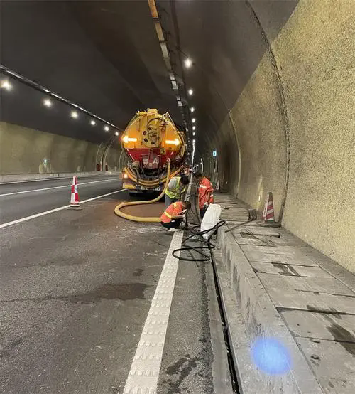 松北隧道排水渠清淤